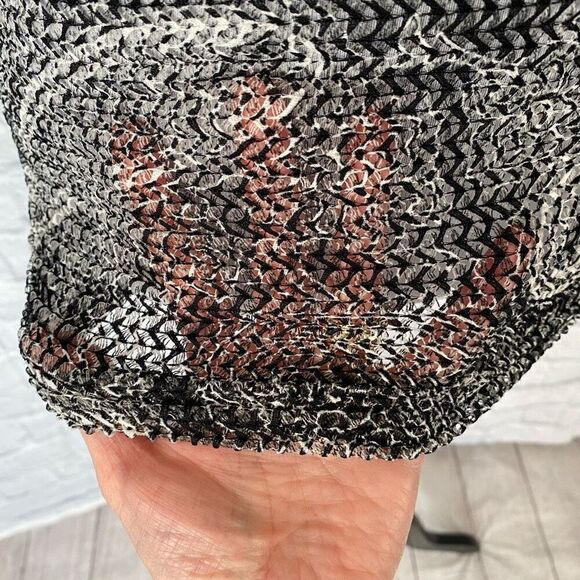 BKE women M short sleeve semi sheer black & white patterned top - Picture 4 of 10